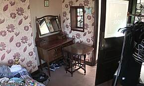 Kısa saçlı kız arkadaş, bluzundaki memelerle mi takılıyorsun?