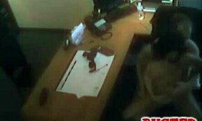 Kantoorhengst Neukt Hete Secretaresse Op Bureau