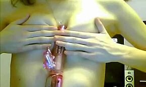 No puedo parar de follar este dildo en webcam con mi coño afeitado