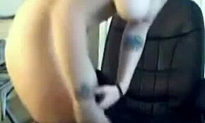 Model Goth Webcam Imut Membuka Kaki Dengan Stoking Dan Tato Untuk Pertunjukan Solo