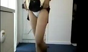 Ilkeä intialainen tyttö riisuutuu alasti webcamissa