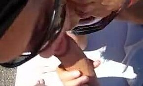 Эй, хочешь посмотреть, как моя бывшая засовывает огромный дилдо в пизду?