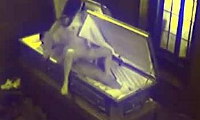 Скривена камера снима цуру како гласно стење у обрнутој каубојки, вришти пуна соба