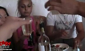 brunetka i blondynka, dołączasz do imprezy czwórki?