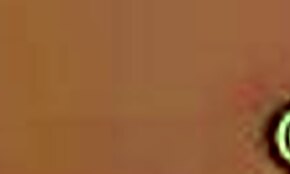 Ситна флексибилна девојка снима своје голо тело у огледалу.