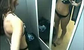 Princesa fit se desnuda en vestuario, posando con tetas naturales y bragas