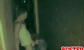 Hałaśliwa prostytutka bierze mocne walenie w ciemnej alejce