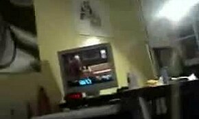 בחורה מדהימה מציגה את התחת העגול שלה בסרטון מגניב בלי פעולה במיטה.