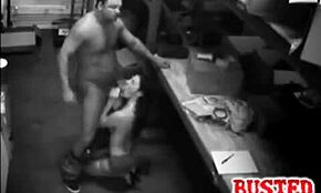 Vágyakozó amatőr barátnő térdel elképesztő szopáshoz!