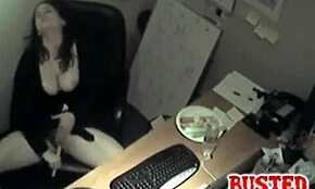 يا، شوفي هالفتاة الكسولة تلعب بكسها الرطب