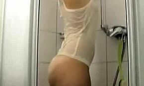 Heiße busige Freundin wird versaut in der Dusche