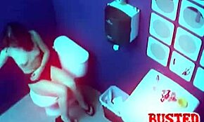 Ljubka z majhnimi joškami se drgne v javnem stranišču.