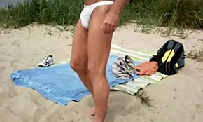 Kerl zeigt seinen dicken Schwanz am Nudistenstrand für alle