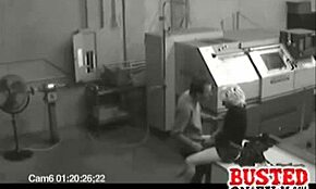 Vidéo de sécurité montre ouvrier d'usine doigtant blonde pute sous bureau