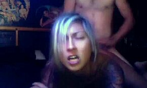 Borstige blonde vriendin met blauwe nagels, wordt vanavond kinky, hè?