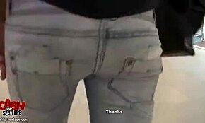 Princesa quente no sofá marrom dando boquete caseiro e chupando pau 😍