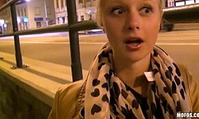 Τολμηρή ξανθιά πόρνη περπατά στο δρόμο, ελπίζοντας για άγριο πορνό γκινγκ.
