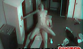 Hei, vrei să vezi jock muscular futându-se cu tipă aerobic fit după sală?