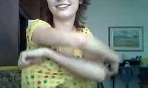 Wow ! Rousse ex-petite amie caresse habilement la bite dure de son nouveau mec !