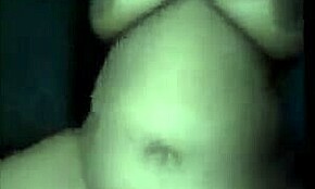 Эй, хочешь увидеть, как эта толстая индийская красотка скачет на огромном члене?