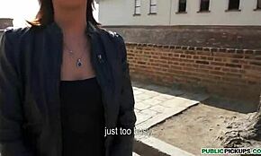 Kurba slači modro spodnje perilo za drzno POV jebanje