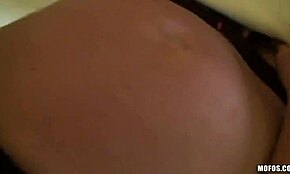 En blondine i en fed bh leger med sit kamera. Hun rider hårdt i POV sjov!