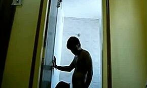 Эта азиатка берет член глубоко в свою тугую дырочку