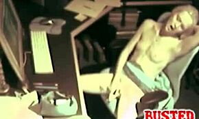 Chuda eksdziewczyna używa długiego wibratora w ciasnej małej cipce 18+