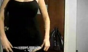 Nerdy tyttöystävä riisuu ajellulle pillulle ja kiinteille titeille kuumassa webcam-showssa