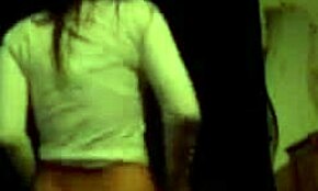 Gledaj ovu brinettu tinejdžerku kako skida odeću na veb-kameri!