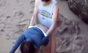 ¡Ey, mira a esta novia en perrito con blusa azul recibiendo hostias!