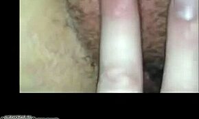 狭い毛むくじゃらマンコが家主にクローズアップで指マンされる