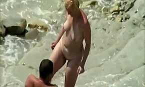 Hustruns strandäventyr blir till hårt knull vid klippan