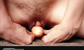 Slapper kecil nikmat masa panjang onani dengan pepek dicukur dan klitoris besar close-up