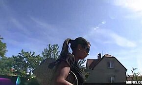 Не мога да устоя на тая прекрасна лисица да ме язди твърдо на публично