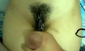 Гледай как приятелката ми получава лепкаво сперма върху косматата путка