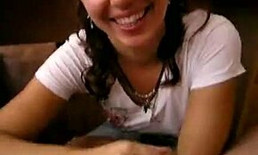 Lekfull tjej suger mans kuk på kontoret i privat