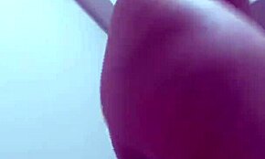 Ugh aku bingung liat cewek oriental manis ini kasih blowjob mantap ke cowok beruntung ya?