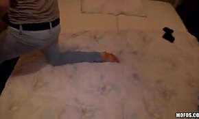 Schlampe mit pinkem Nagellack bekommt ihre Fotze creampied nach wildem POV Ficken