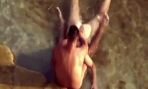 Дива двойка в горещо крайморско действие! Не вярвам, че яздят на плажа!