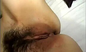 Babe oriental suka main pepek berbulu close-up