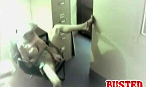 Bela blondinka z ubijalskimi joški divje masturbira na kameri