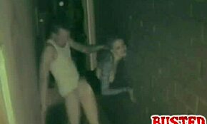 Уличный порно с проституткой, прижатой к стене во время хардкора