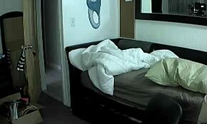 Latina sexy stuzzica con mosse birichine in webcam