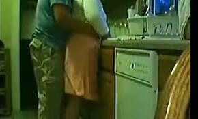 Skrytá kamera zachytáva sexi kurvu, ako ju lížu v kuchyni