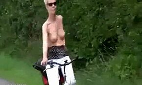 Wagemutige Amateurin zeigt enge Fotze öffentlich im Outdoor