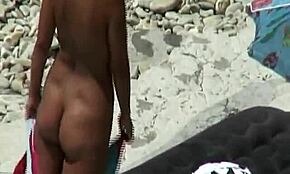 Chica curvilínea amateur recibe follada dura en el coño en playa pública