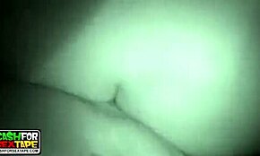 Pareja folla salvajemente en la naturaleza, chupando y lamiendo como animales