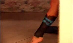 아름다운 걸이 그녀의 면도한 보지를 웹캠에서 유혹하며 바디페인트 바름