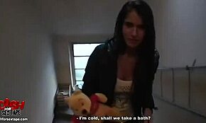 Hravá česká brunetka liška kouří a šuká hardcore v nahý scéně